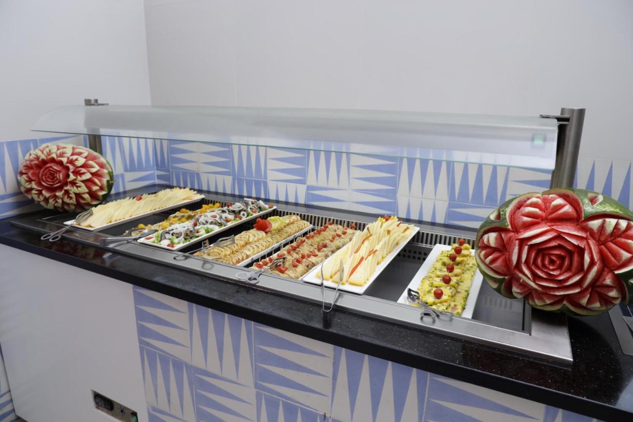 The Mirage Resort & Spa ハンマメット エクステリア 写真 A display case with food