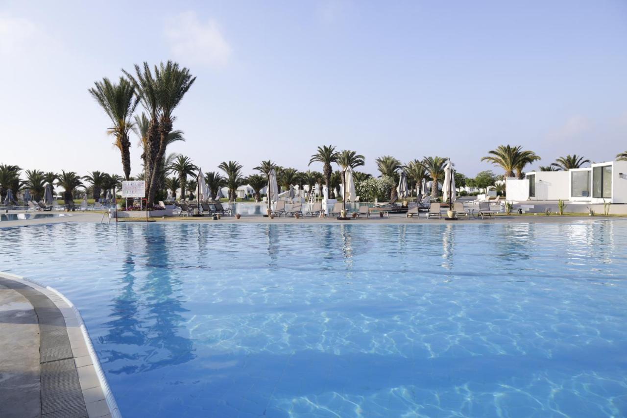 The Mirage Resort & Spa ハンマメット エクステリア 写真 A swimming pool at a hotel in Cyprus