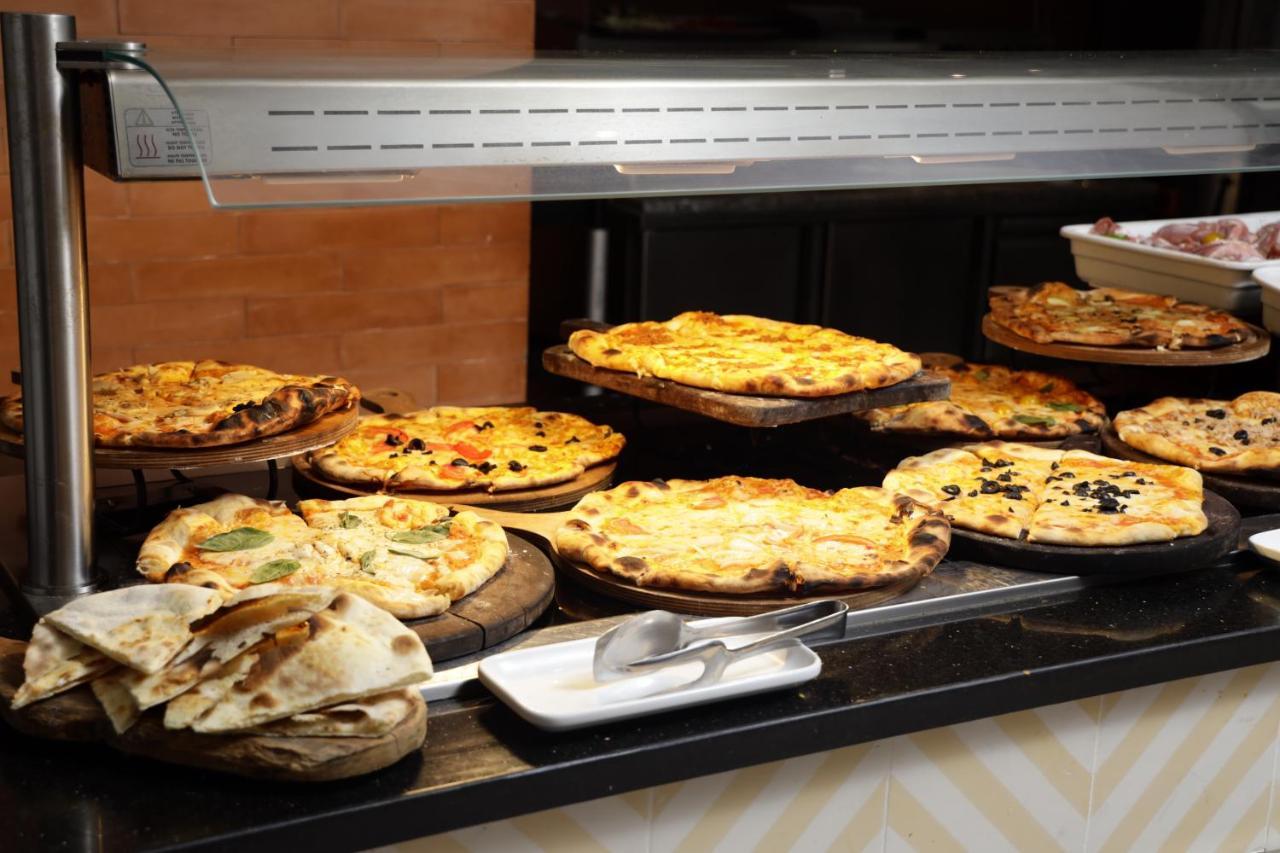 The Mirage Resort & Spa ハンマメット エクステリア 写真 A display of pies at a bakery